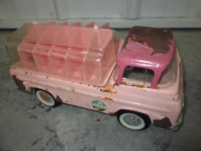 lot 89 image: Vintage Ford Nylint kennels truck...