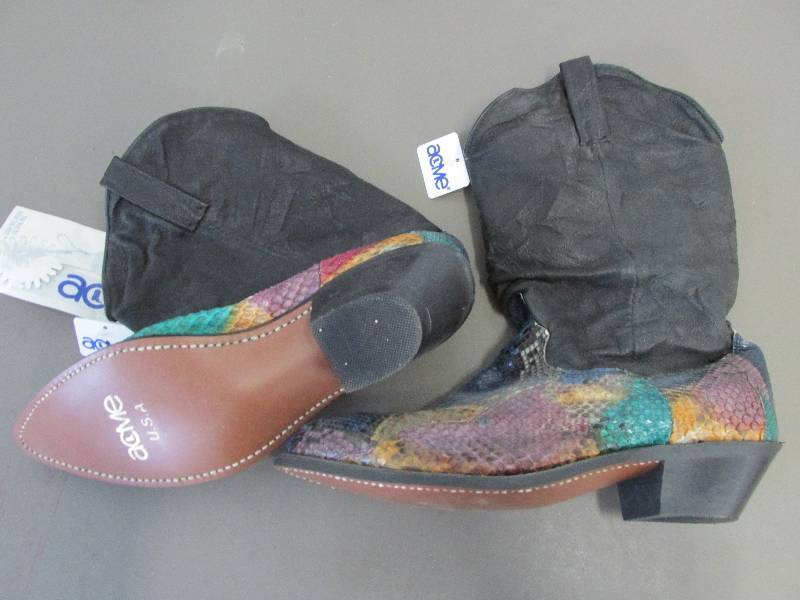 lot 156 image: Brand new Acme 10 12 size boots...