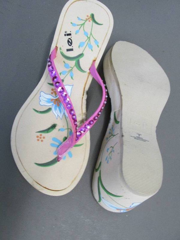 lot 160 image: LEI Ladies size 7 sandals, slightly...