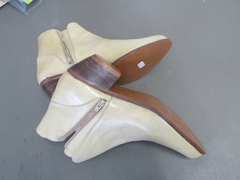 lot 165 image: Dingo size 10 12 boots...