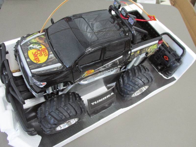 lot 190 image: Tundra radio controlled vehicle--Ba...