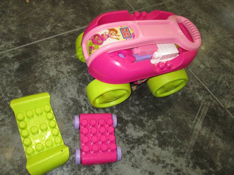 lot 211 image: Mega Blocks wagon...