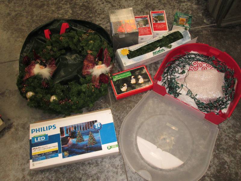 lot 221 image: Lot of assorted christmas items...