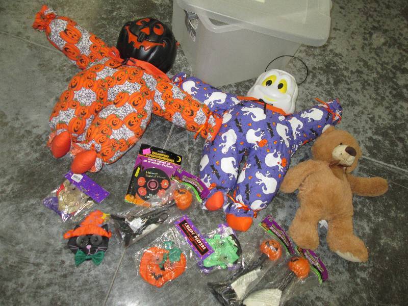 lot 222 image: Lot of Halloween items in a plastic...