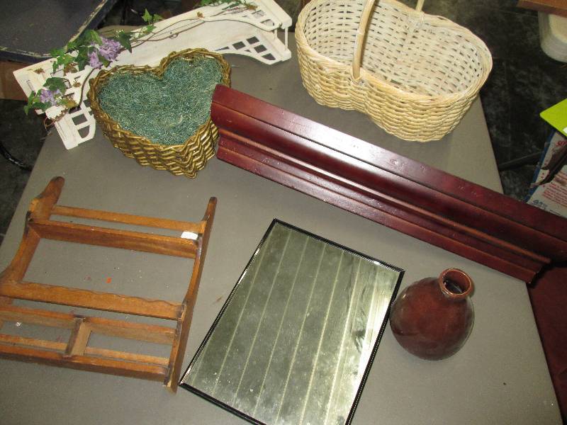 lot 239 image: Lot of decorative shelves and baske...