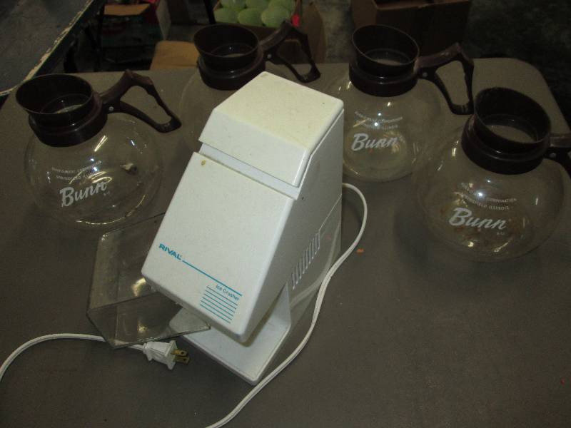 lot 242 image: 4 Bunn Coffee pots that need cleani...