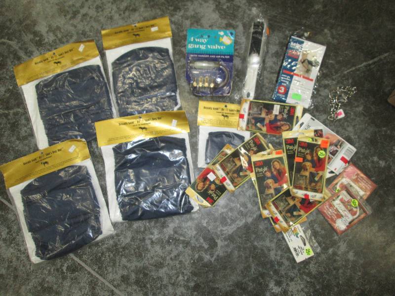 lot 248 image: Lot of assorted pet supplies...