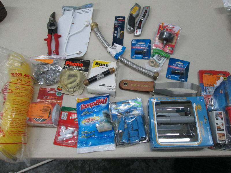 lot 252 image: Lot of assorted tools and hardware,...