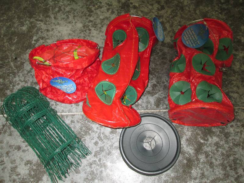 lot 262 image: Topsy Turvey hanging planters and g...