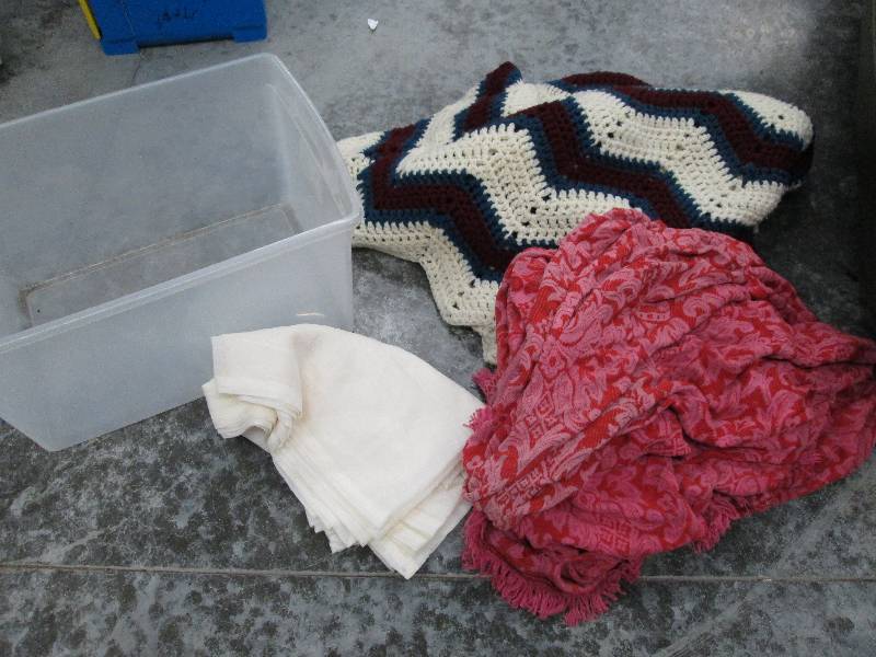 lot 268 image: Lot of blankets and quilts...
