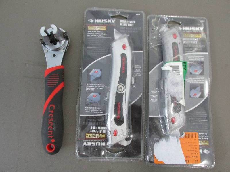 lot 130 image: Store return razor knives and ratch...