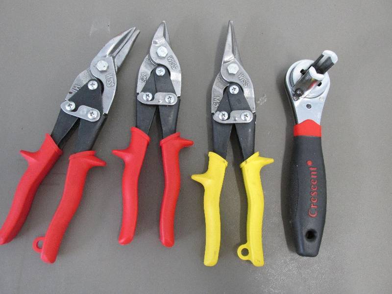 lot 131 image: Tin snips and racheting adjustible ...