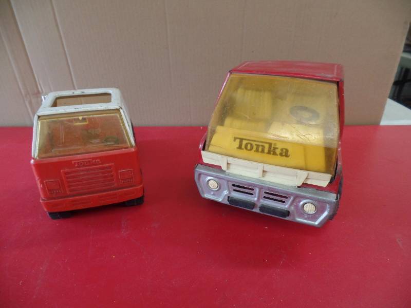 lot 71 image: Semi Trucks