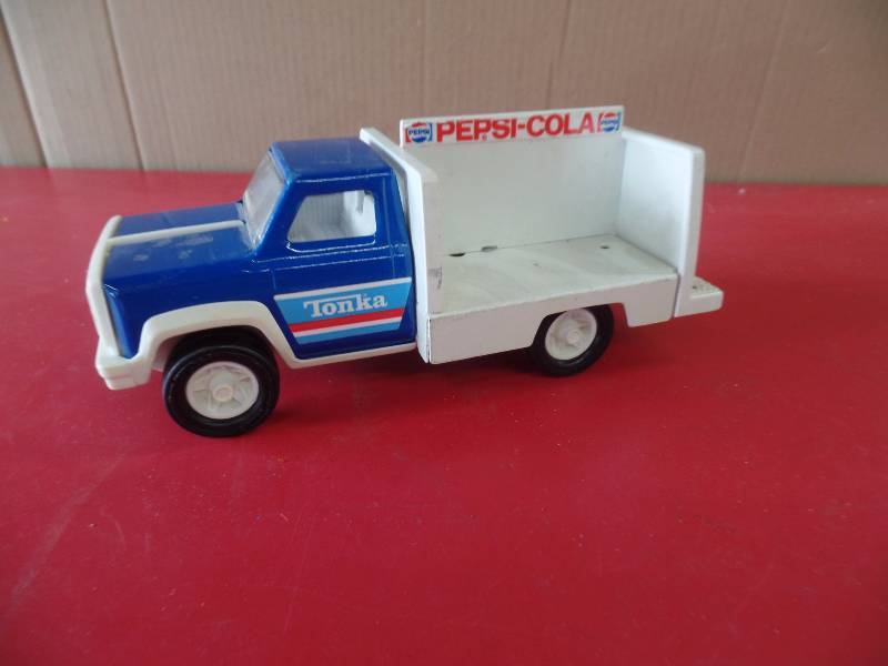 lot 83 image: Pepsi Truck