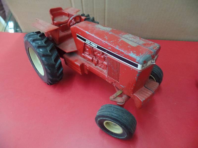 lot 39 image: Tractors