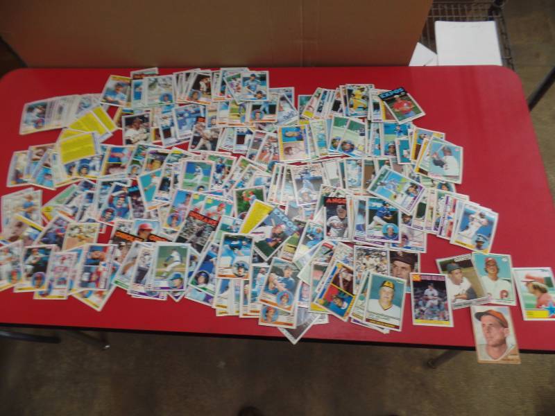 lot 110 image: 80s Topps Baseball Cards