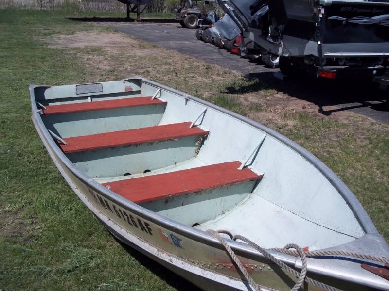 lot 2 image: 14 Lund Aluminum Fishing Boat