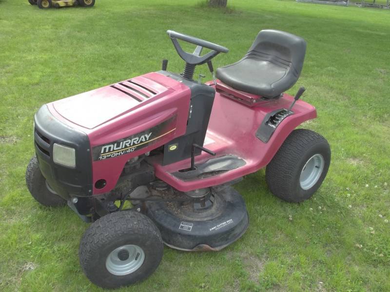 lot 7 image: Murry riding mower 13 HP Enduro motor, 40 deck, 5 forward speeds, 1 reverse speed Consignor states runs, drives and mows, needs battery