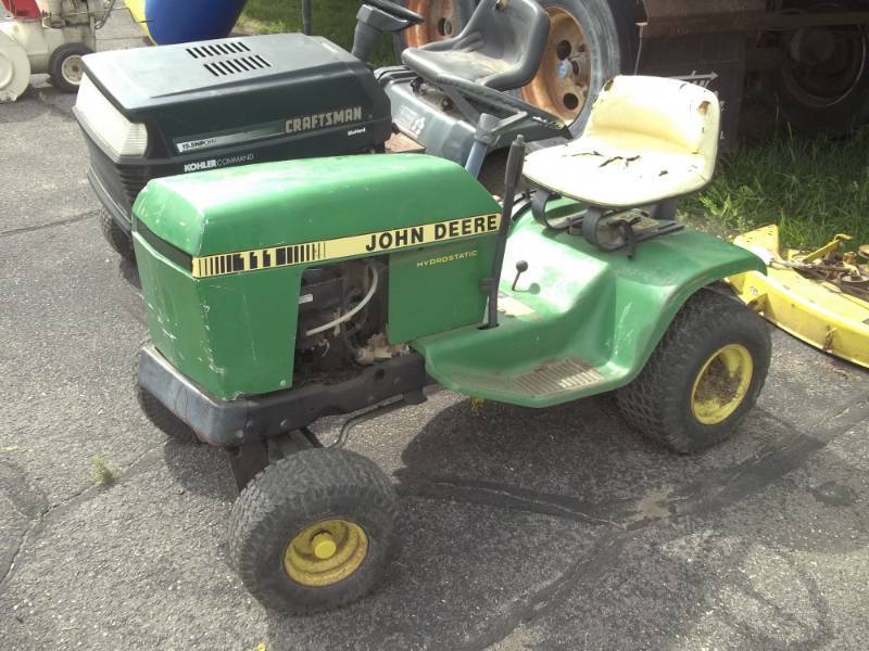 lot 9 image: John Deere 111 riding mower 11 HP Briggs and Stratton motor, 38 deck, Hydrostatic,  Consignor states NEEDS TLC