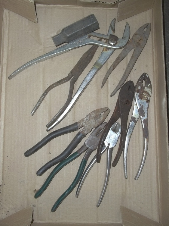 lot 16 image: Tools, Pliers