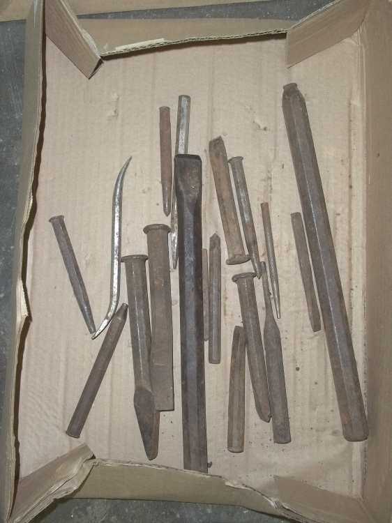 lot 18 image: Chisels