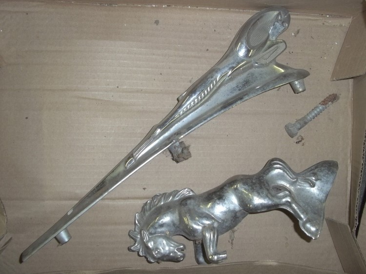 lot 21 image: Vintage Car accessories