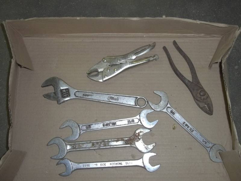 lot 30 image: Wrenches and locking pliers