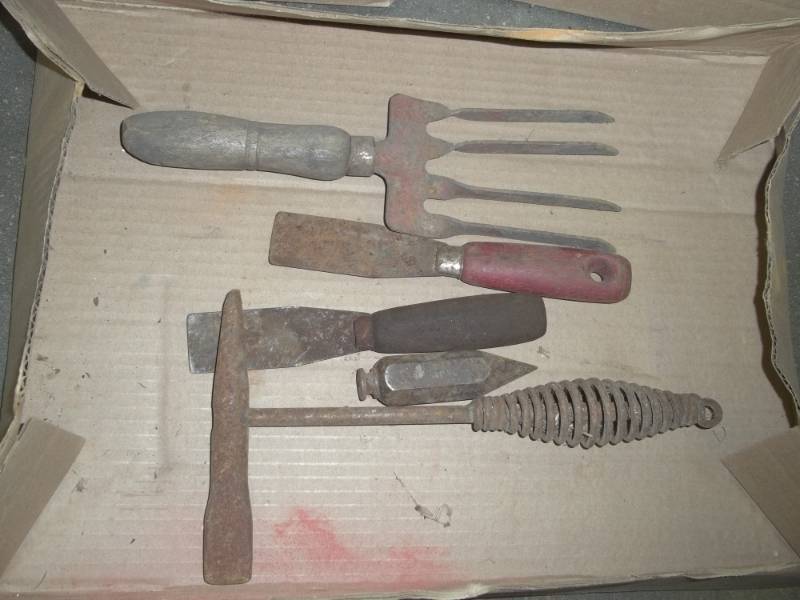 lot 31 image: Tools Welders hammer and plumb bob
