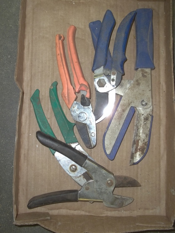 lot 35 image: Tools, pruners and trimmers