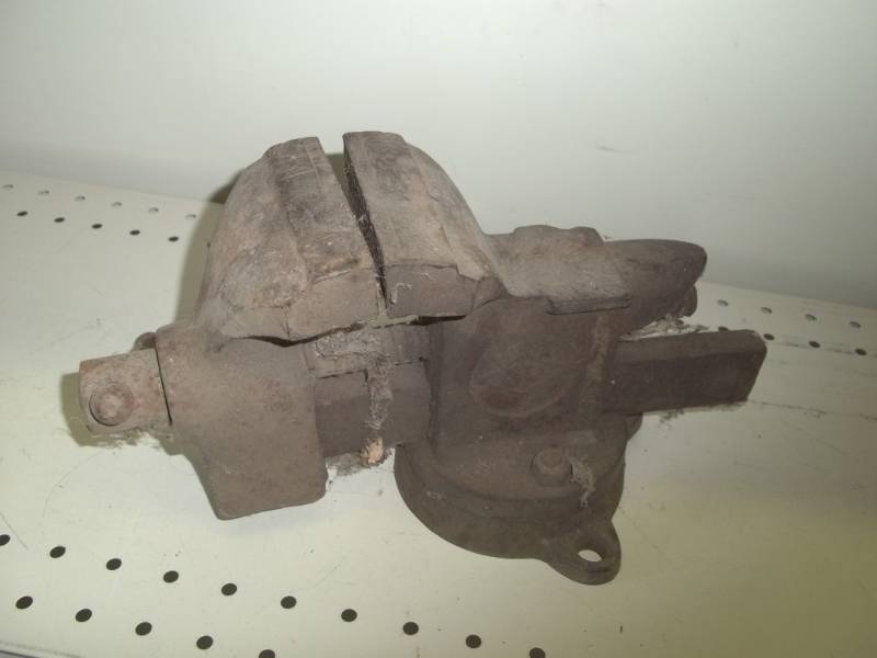lot 36 image: Bench Vise