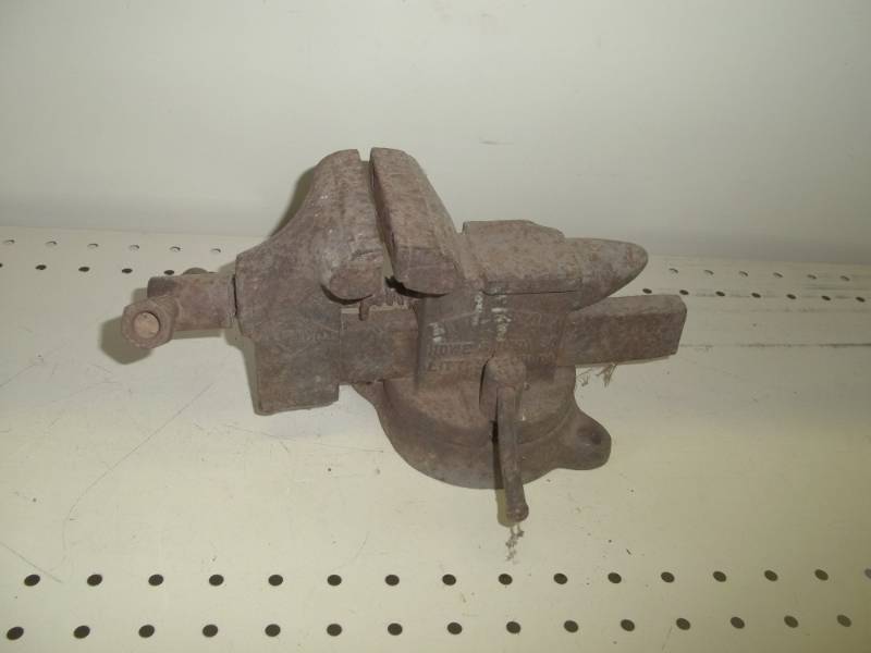 lot 37 image: Bench Vise