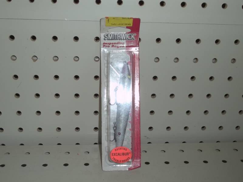 lot 49 image: New Smithwick suspending Pro Rogue Fishing lure