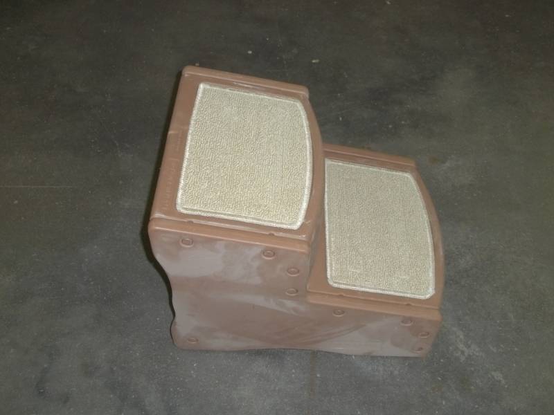 lot 57 image: Set of plastic steps with carpet