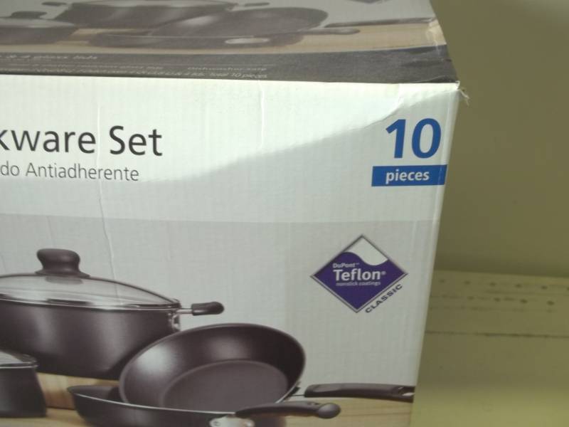 lot 59 image: New 10 piece nonstick cookware set