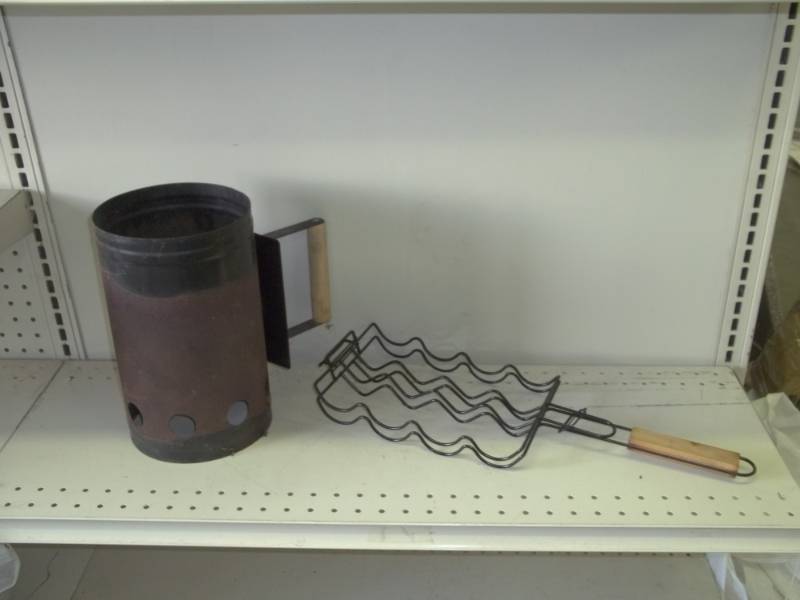 lot 61 image: Corn cob barbeque holder with charcoal starter