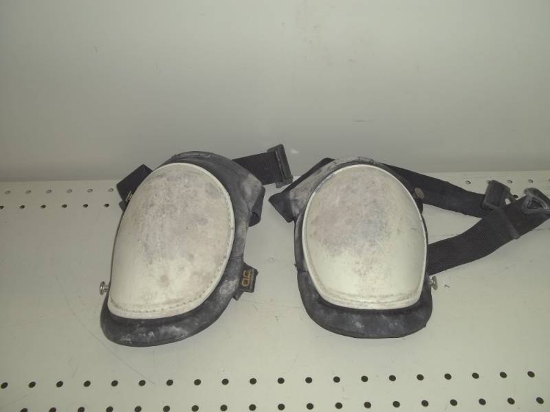 lot 68 image: Knee pads