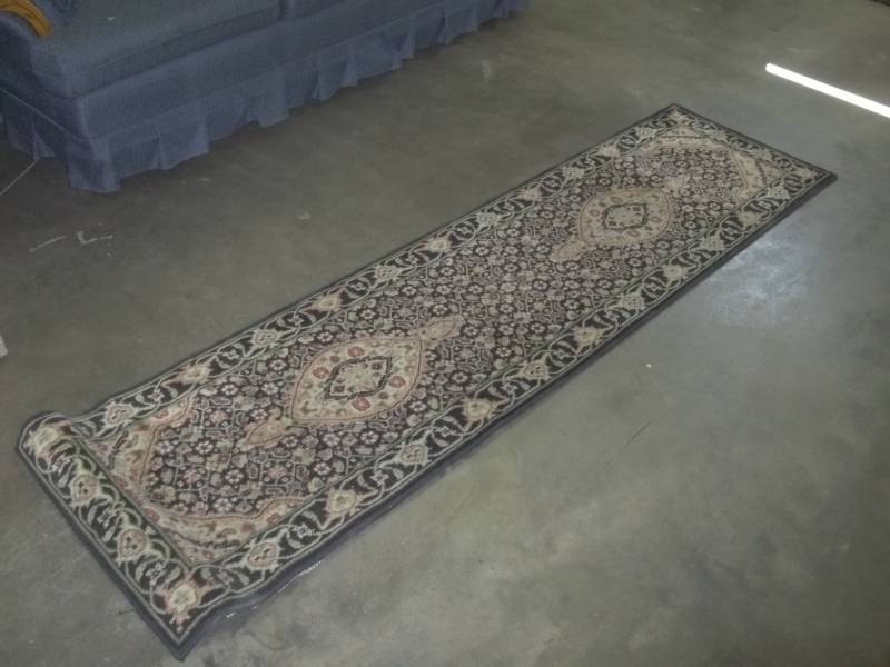 lot 74 image: Runner rug 22 x 7