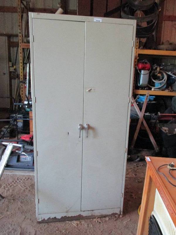 lot 9 image: Cabinet