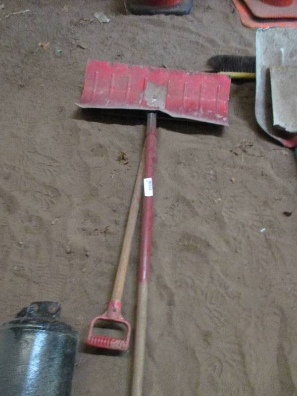 lot 38 image: shovels