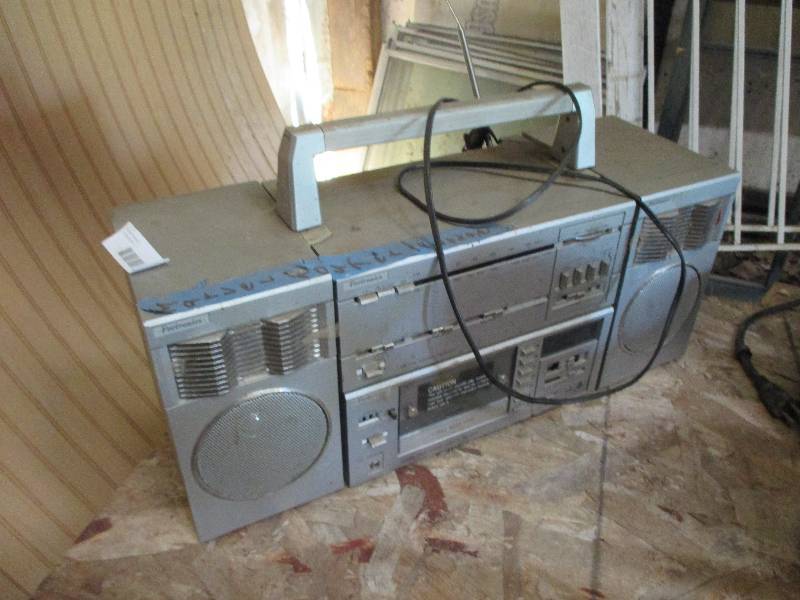 lot 44 image: radio