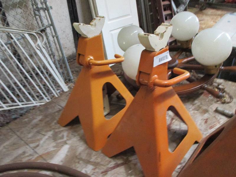 lot 49 image: Jackstands