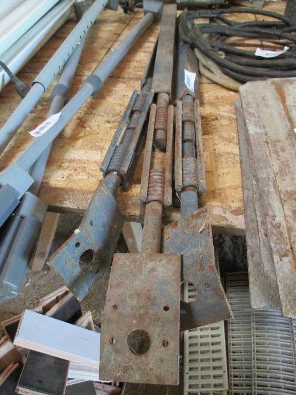 lot 80 image: braces
