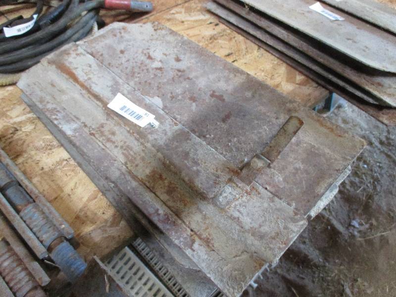 lot 81 image: trowel blades
