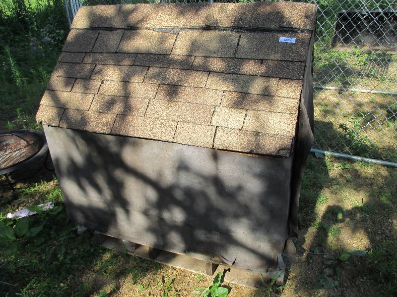 lot 114 image: dog house
