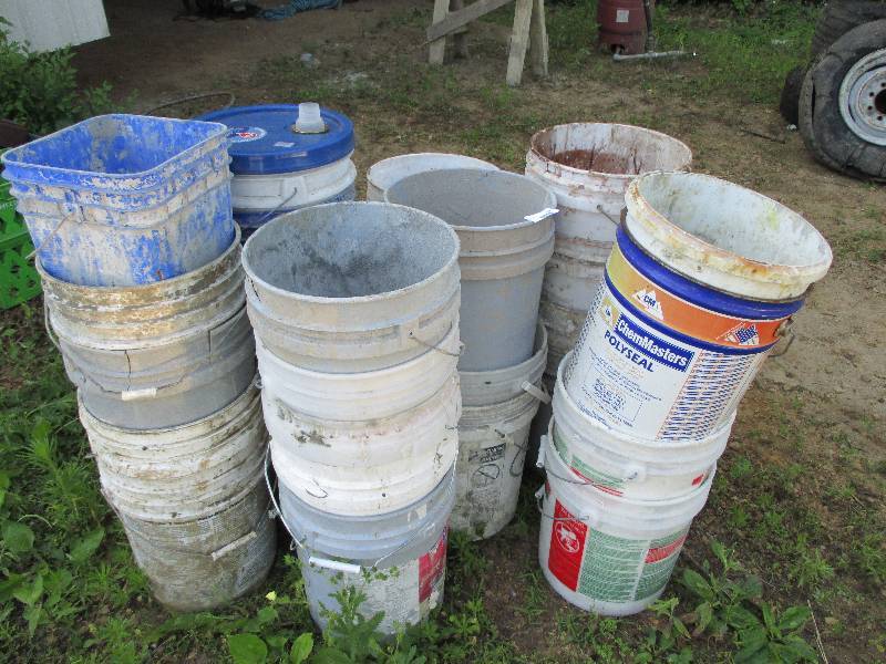 lot 126 image: 5 gallon pails