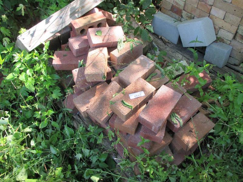 lot 135 image: 5 pallets of misc block & bricks