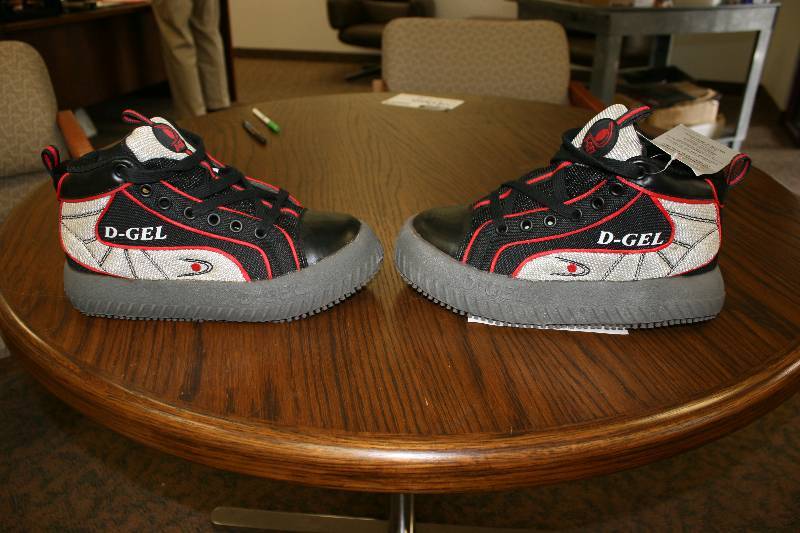 lot 1076 image: D-Gel Broom Ball Shoes Non-Slip Rubber Grip Bottoms Size 8.