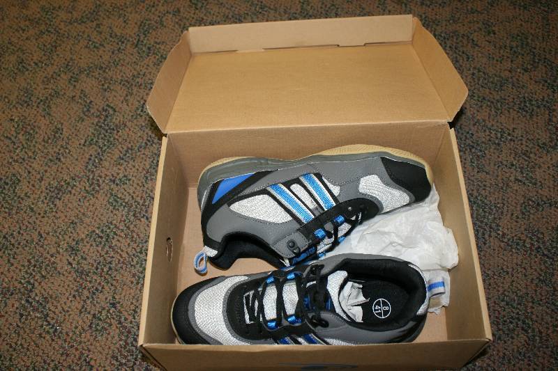 lot 1075 image: D-Gel OEK Broom Ball Shoes Non-Slip Rubber Grip Bottoms Size 8.
