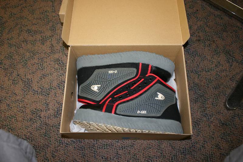 lot 1073 image: D-Gel Broom Ball Shoes Non-Slip Rubber Grip Bottoms Size 13.