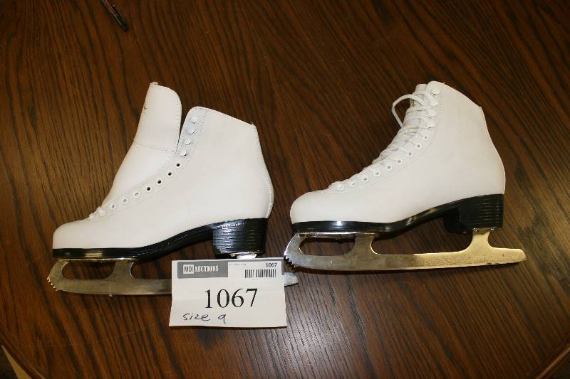 lot 1067 image: Figure Skates White With Blades Size 9.